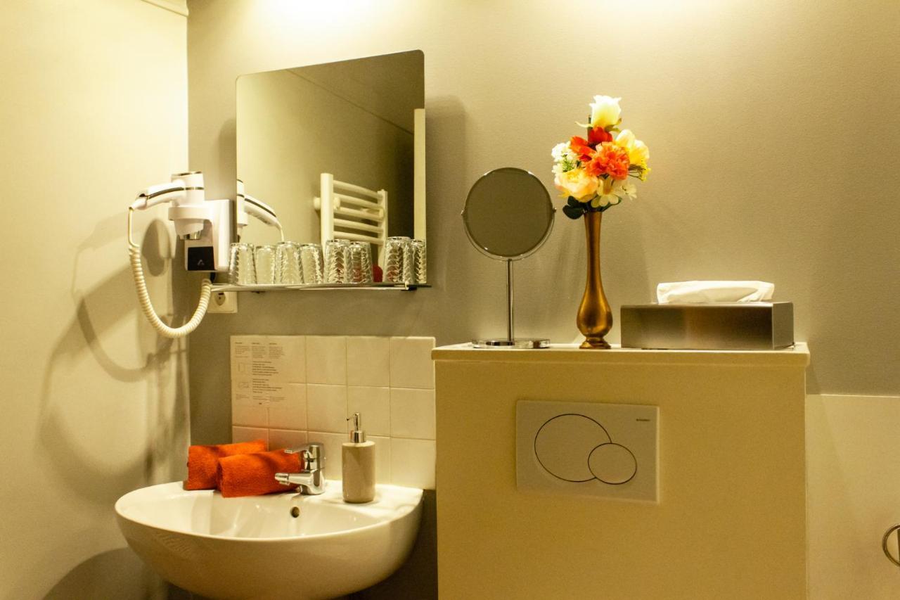 Crémieu Hotel Le Baron מראה חיצוני תמונה